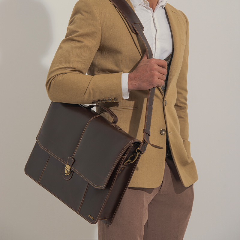 Choosing the Right Leather Bag for Business Travel
